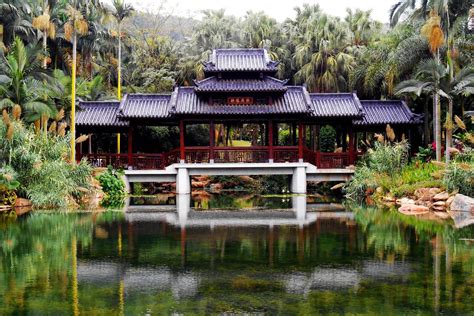  Das Qingxiu-Gebirge: Ein grünes Paradies mit mystischen Tempelhöhen!