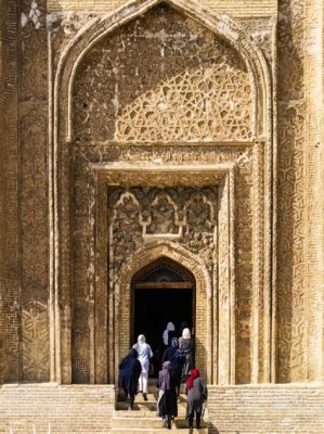  Der Shahzadeh-Mahmud-Turm: Ein architektonisches Meisterwerk aus der Zeit der Seldschuken!