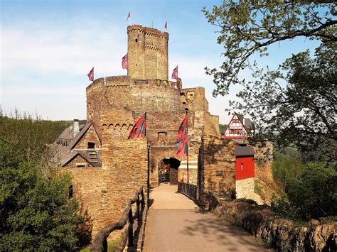 Die Burg Ehrenburg – Ein historisches Meisterwerk an der Mosel!