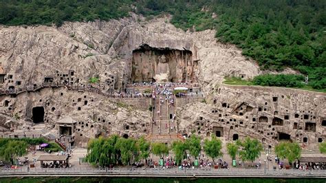 Die Longmen-Grotten: Ein Steinmetz-Meisterwerk durch die Jahrhunderte!