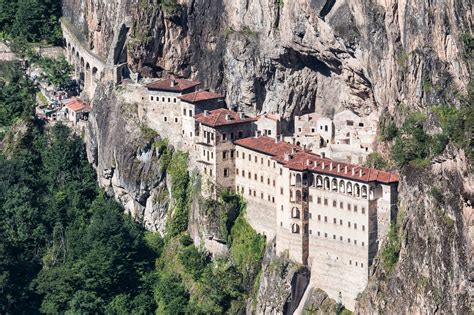 Die Sümela-Kloster: Eine faszinierende Höhlenkirche an den steilen Hängen des Schwarzmeergebiets!