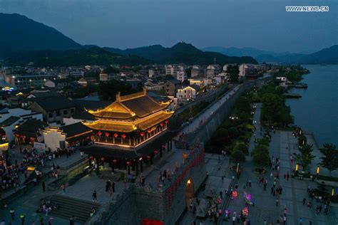  Die Yanzhou Höhle - Mystisches Wasserparadies und historisches Meisterwerk!