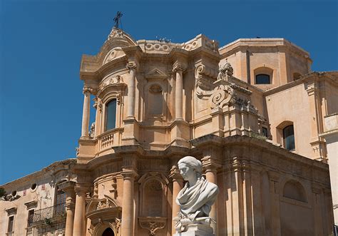 Der Dom von Domenico! Eine architektonische Symphonie in sizilianischer Sonne